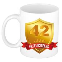 Gefeliciteerd 42 jaar jubileum/ verjaardag mok met gouden schild - feest mokken
