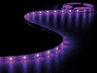 Perel Ledstripset met 150 heldere 5050 leds, RGB-controller en voeding, eenvoudige bediening via meegeleverde IR-afstandsbediening, flexibel en zelfklevend, zonder coating, lengte 5 meter