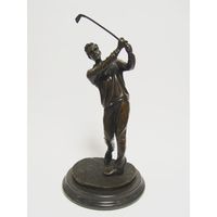 EEN BRONZEN BEELD VAN EEN GOLFSPELER