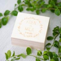 Ringdoosje hout vierkant krans met namen