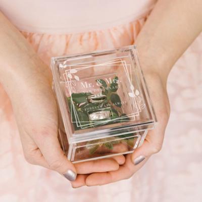 Ringdoosje vierkant acryl mr & mrs met basic takjes Ringdoosje vierkant acryl mr & mrs met basic takjes