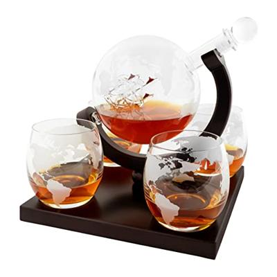 Aretica Whiskeykaraf met 4 glazen - Whiskey - Karaf - Whiskey glazen - Whiskey set voor drank - Karaffen - Decanteerset - Wereldbol - 21 x 21 x 18 cm (lxbxh) - Glas en hout - Transparant en bruin
