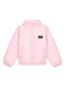 Dolce & Gabbana Kids veste matelassée à patch logo - Rose