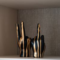 Richmond Decoratie Hand Middelvinger - Zwart/Goud