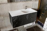Zaro Kivi badkamermeubel met donker marmeren tegels 100cm solid surface wastafel rechts 2 lades 1 kraangat