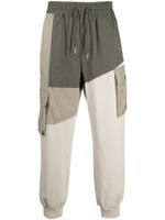 Feng Chen Wang pantalon de jogging à design colour block - Gris