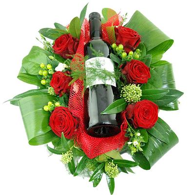 Bloemstuk met fles rode wijn
