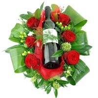 Bloemstuk met fles rode wijn