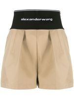 Alexander Wang logo-waist pleated shorts - Tons neutres