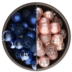 74x stuks kunststof kerstballen mix van kobalt blauw en lichtroze 6 cm