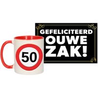 Verjaardag cadeau mok/beker 50 jaar print 300 ml + A5-size wenskaart ouwe zak