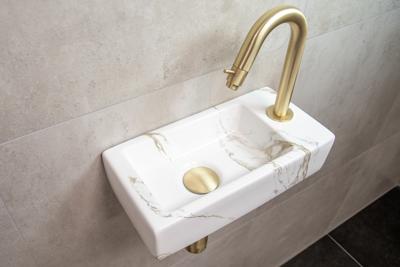 Mueller Mini Apa fonteinset rechts met wit marmeren fontein en gebogen gouden kraan Mueller Mini Apa fonteinset rechts met wit marmeren fontein en gebogen gouden kraan